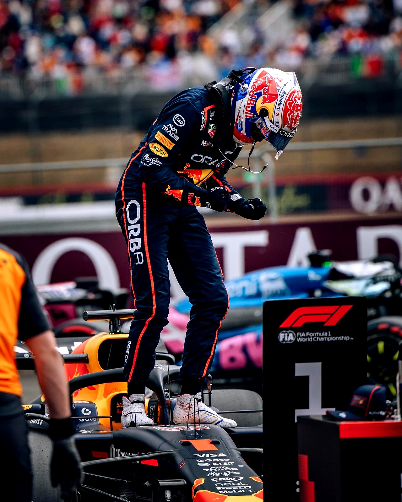 梅赛德斯碾压红牛车队，阿隆索带队取胜